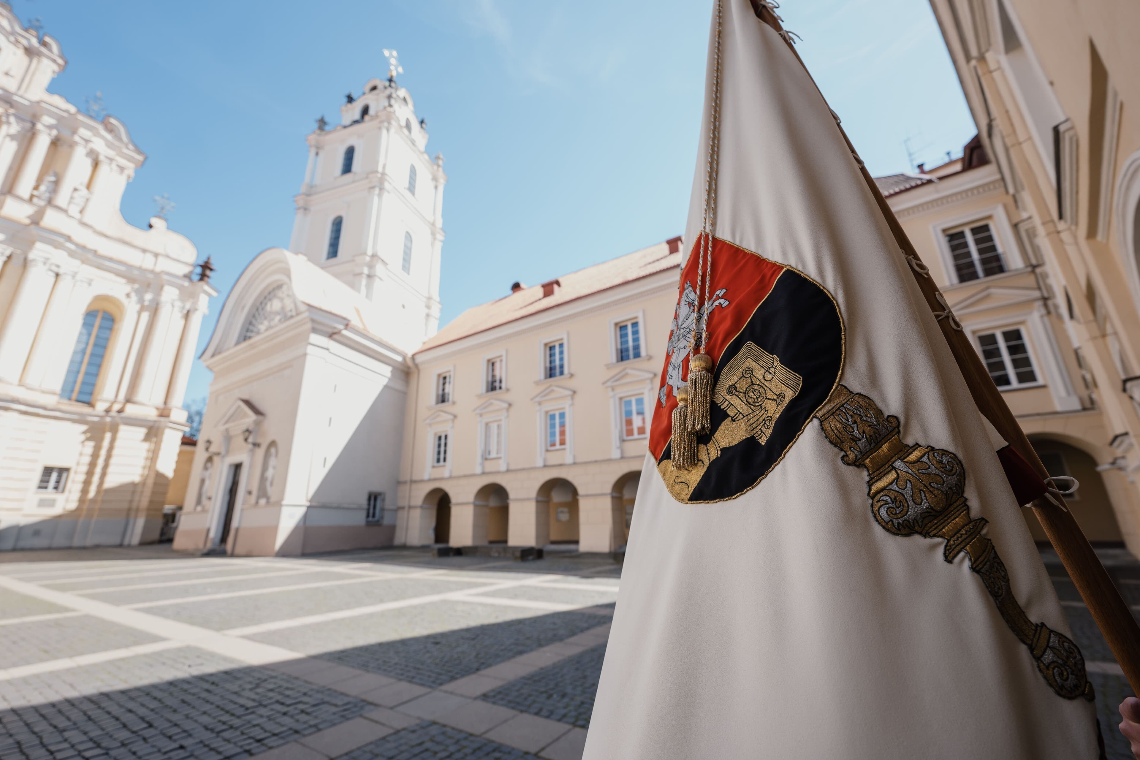 Vilniaus universiteto kiemas ir pakabinta VU vėliava